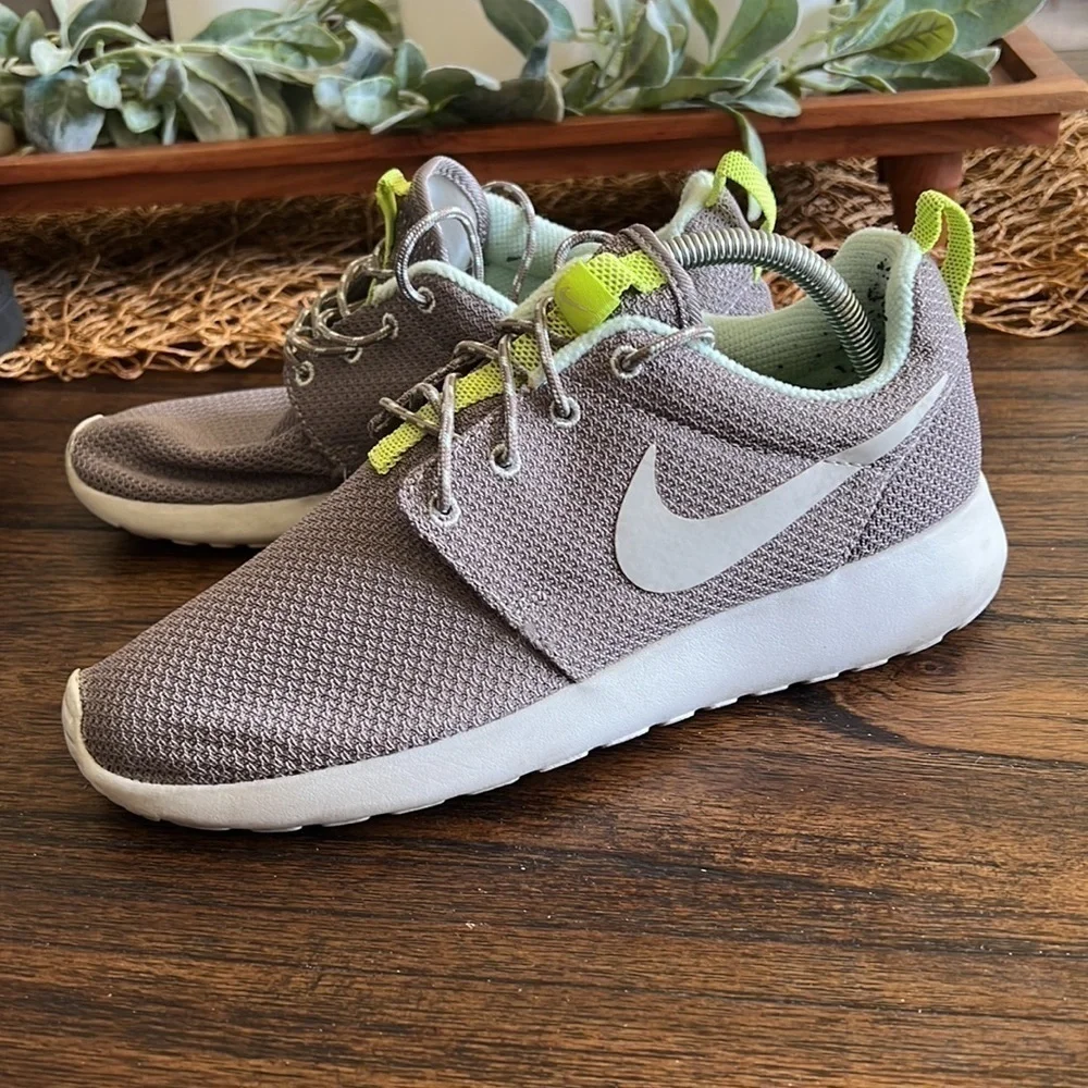Nike air roshe one women’s running shoes Sz 8.5